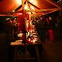 Weihnachtsmarkt 2013: Besucher mustert Auslage