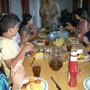 Kinder am gedeckten Tisch