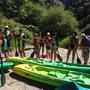 Kinder in Schwimmwesten und viele grne Kanus